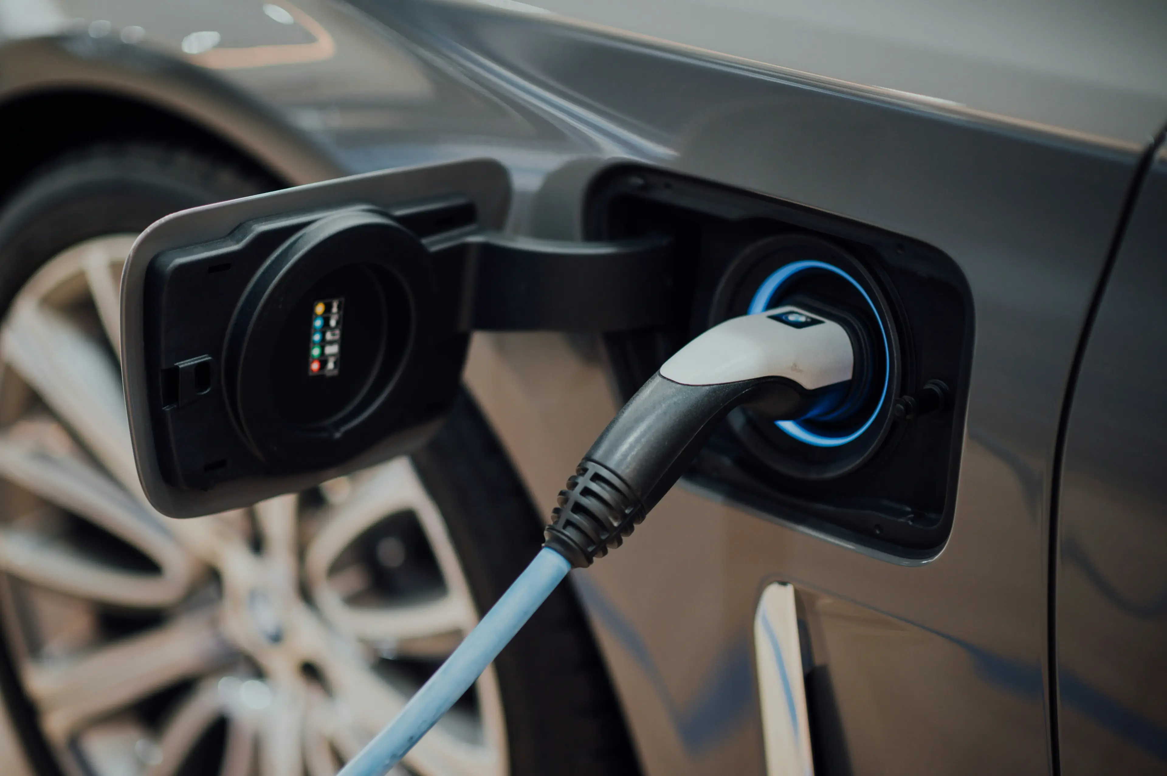 Voiture électrique en charge sur une borne